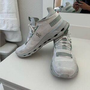 On Running White and Gray Athletic Shoes